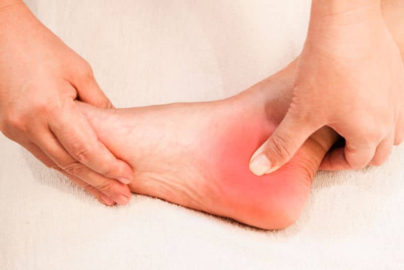 Vi khuẩn tác động tới khớp chân bị chấn thương